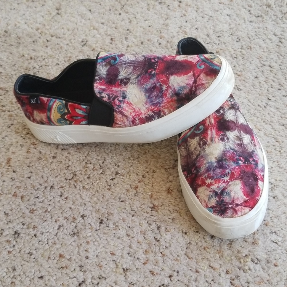 Fun Velour Slipons by Extrafine sz 6